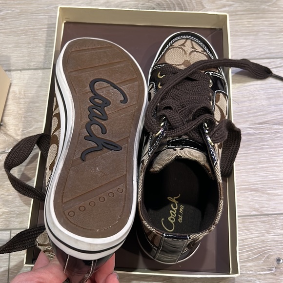 Coach shoes size 6B. Bought it year ago but hardly wear still 90% new. - Picture 3 of 4
